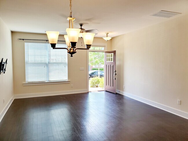 Foto del edificio - Beautiful townhouse close to uptown