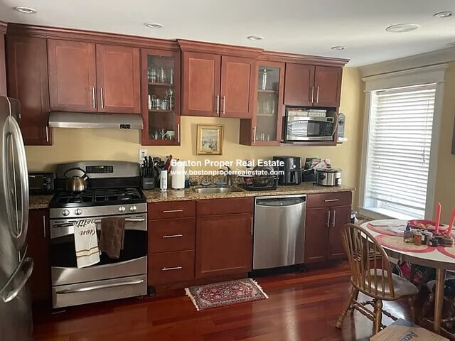 Building Photo - 632 E Broadway