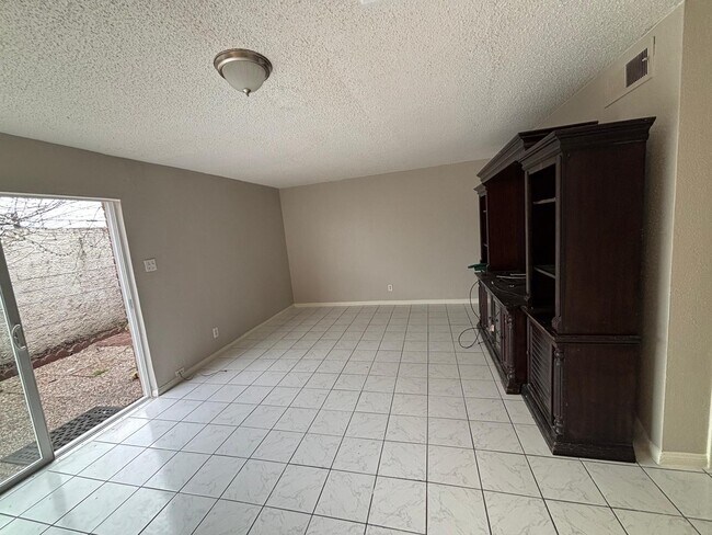 Foto del edificio - 2710 Briarhurst Dr