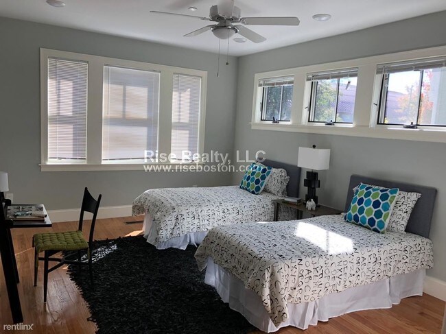 Building Photo - 5 br, 2 bath Apartment - 31 Hillside St Apt 1