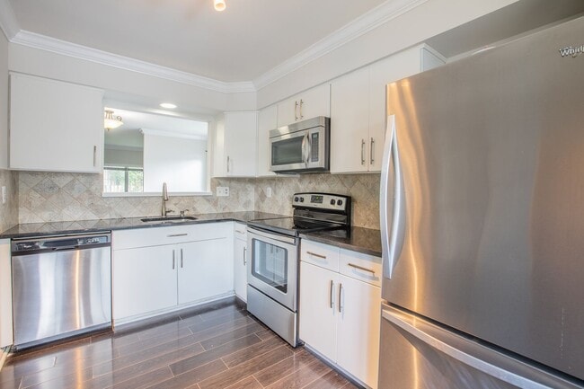 Building Photo - Newly Renovated 3 BR/2.5 BA Townhome in Ge...