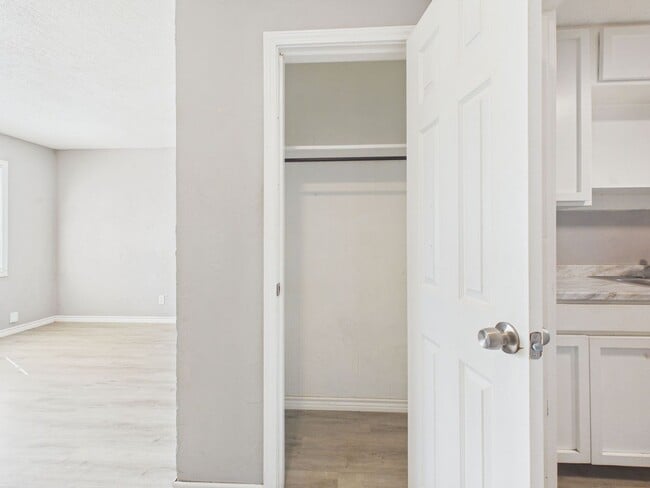 Building Photo - 3010 Westhaven Dr
