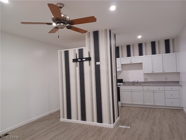 Foto del edificio - 2450 Vestal Rd