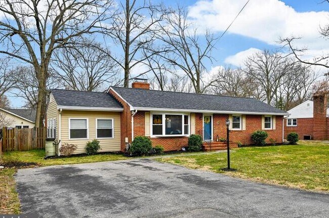 Building Photo - 611 Center Dr