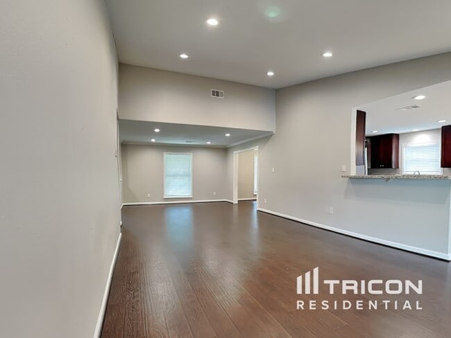 Foto del edificio - 8127 Twin Hills Dr