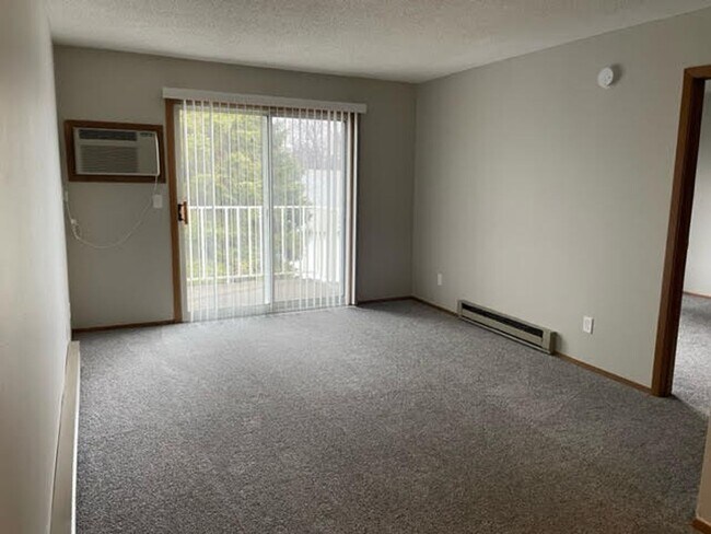 Building Photo - Spacious newly updated 2 bed, 2 bath Townh...