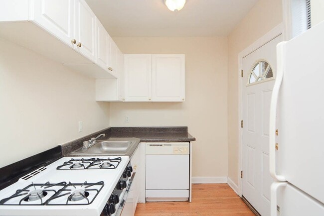 Building Photo - 1108 W Wellington Ave