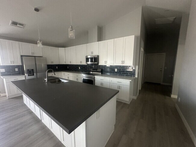 Foto del edificio - 2535 E Broadway Rd