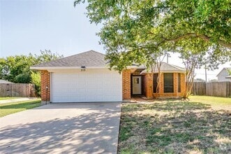 Building Photo - 215 Meadowbrook Ln