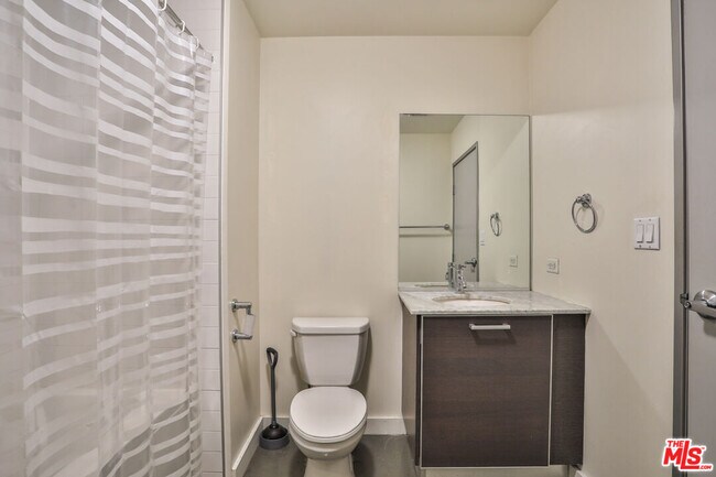Foto del edificio - 645 W 9th St