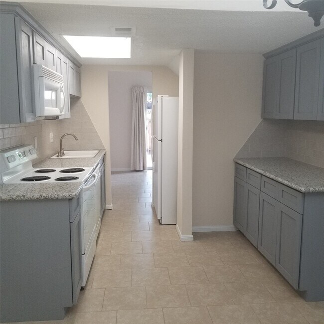 Foto del edificio - 7700 Creekbend Dr