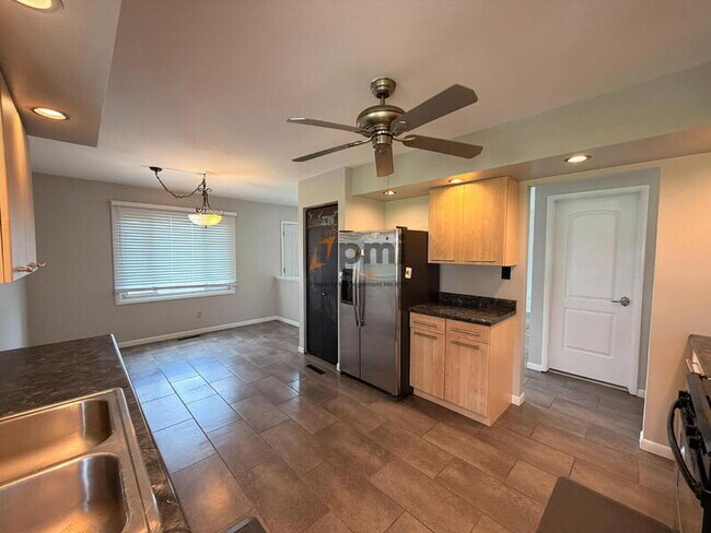 Building Photo - 9546 Gordon Dr