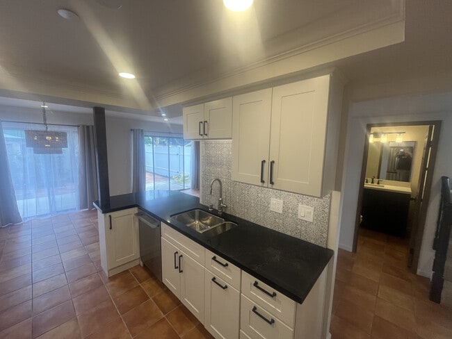 Building Photo - 1584 Redlands Pl