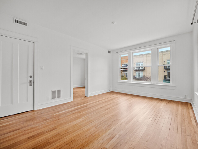 Building Photo - 2156 W Roscoe St