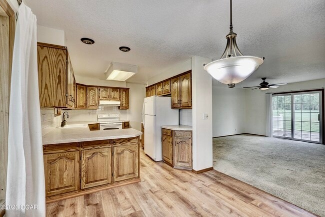 Building Photo - 304 Lakeview Ln