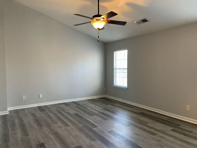Building Photo - Updated 3 Bedroom Townhome in Whitsett