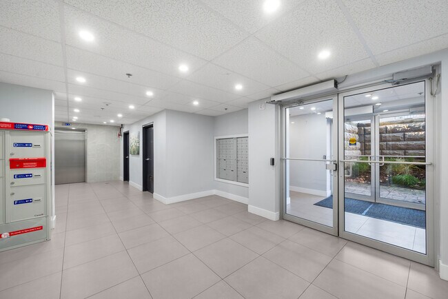 Photo du bâtiment - The Emerald Apartments 2 Bedroom