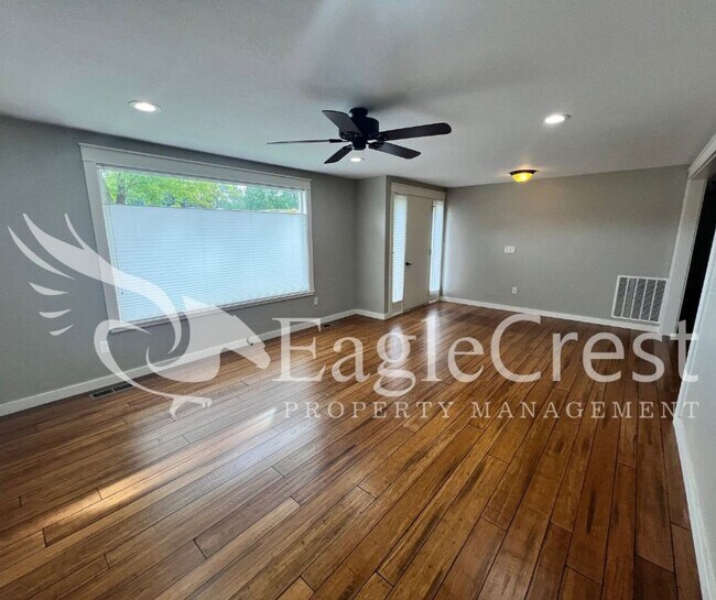 Foto del edificio - Two Bedroom, One Bathroom House with Fence...