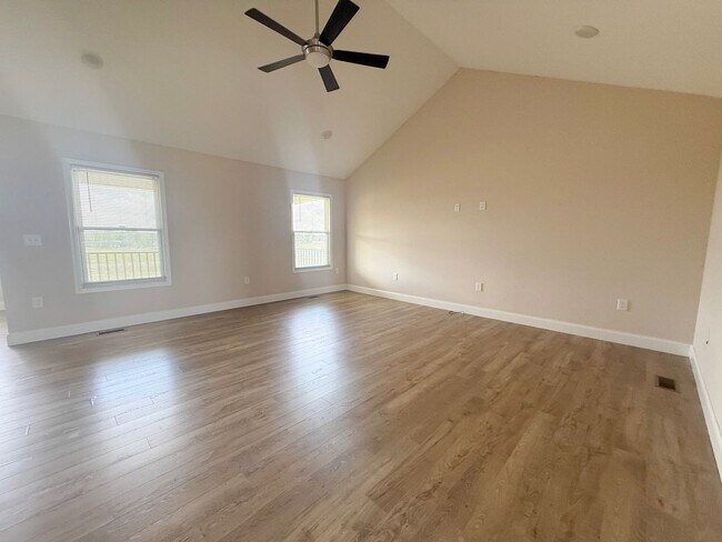 Foto del edificio - Bright & Spacious 3BR/2BA Home with 2-Car Garage Near I-40 in Crossville