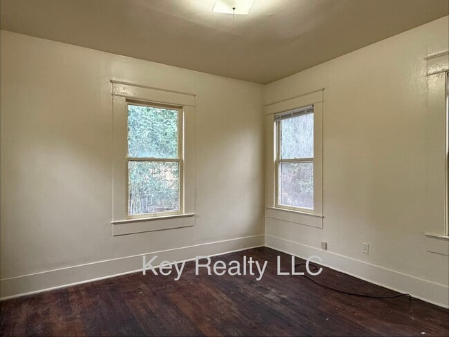 Building Photo - 609 18th St