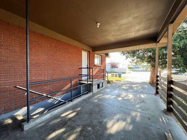 Building Photo - 125 N 14th E
