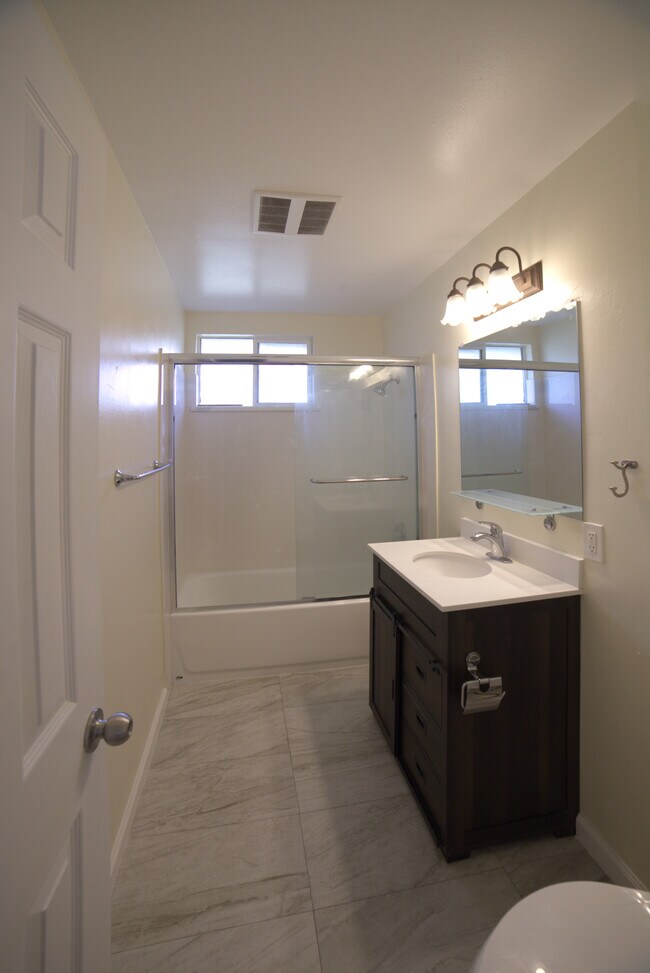 bathroom 2 - 359 N 16th St
