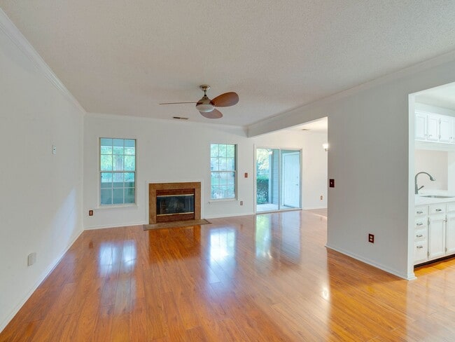 Foto del edificio - Amenity rich water front condo ready for move in!