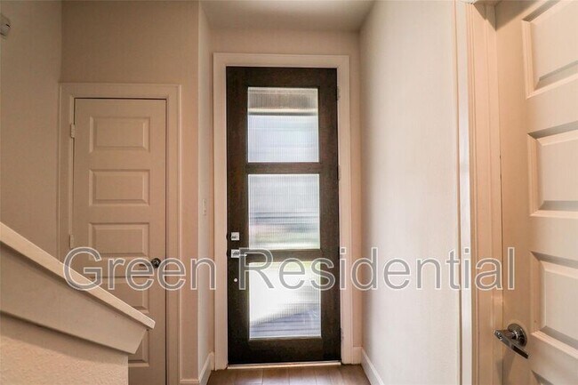 Foto del edificio - 2745 Clinton Dr