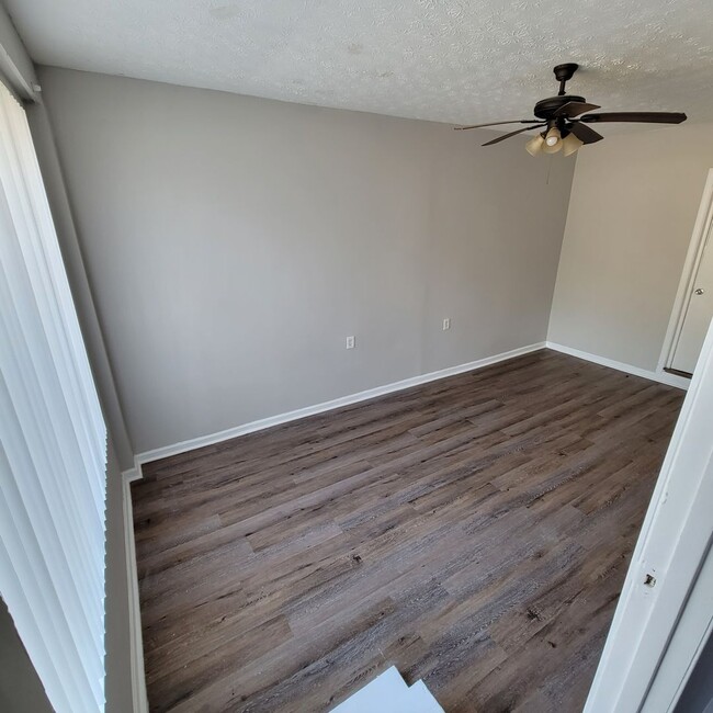 Building Photo - Roomy Cute Brick Ranch