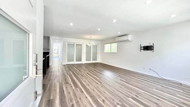 Building Photo - BEAUTIFULLY RENOVATED 5 BEDROOM HOME - PET...