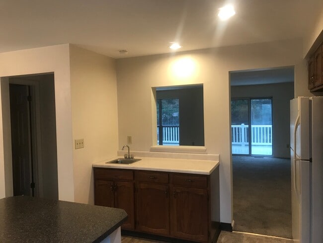 Building Photo - 537 Lakewood Dr