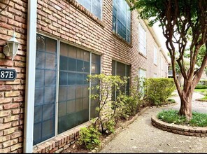 Building Photo - 2121 Fountain View Dr