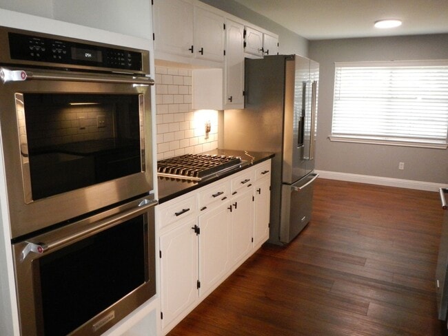 Building Photo - 2112 Meadowlake Ct