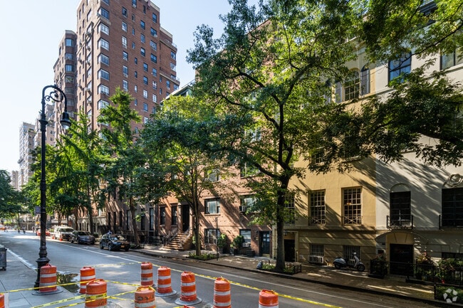 Building Photo - 12 W 9th St