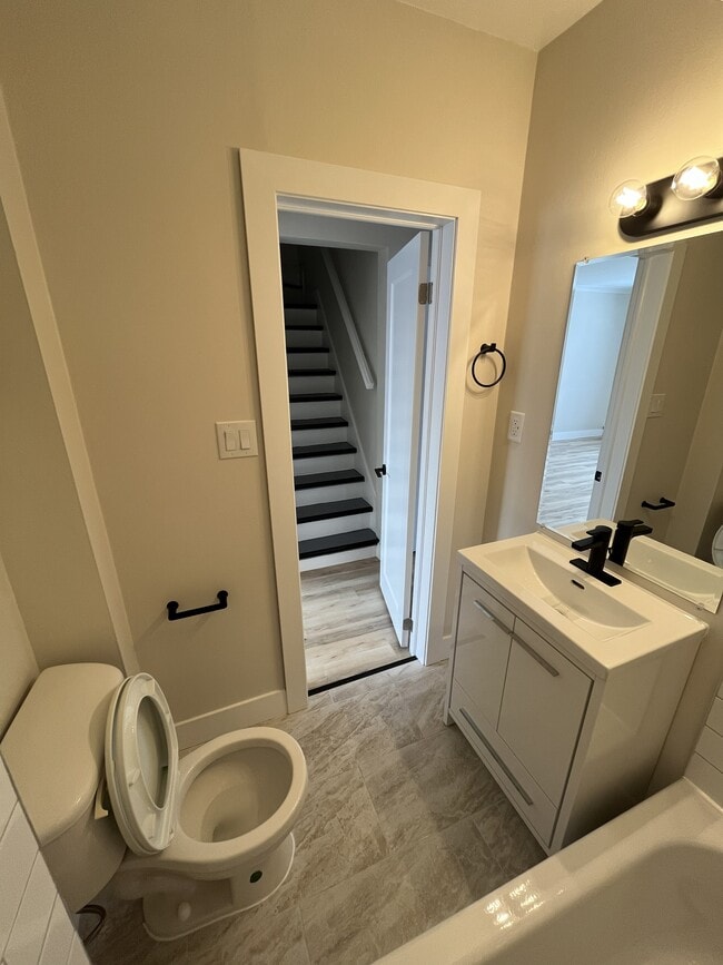 Building Photo - 252 Baker St