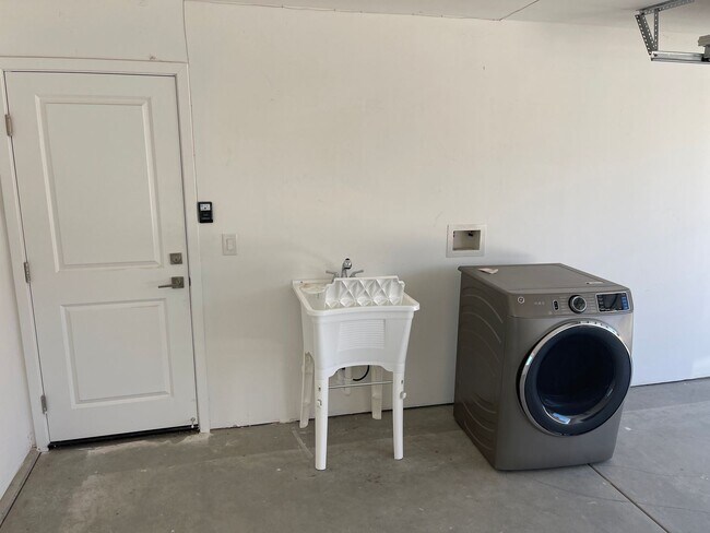 Foto del edificio - 3 br, 2.5 bath House - 827 E 2nd St
