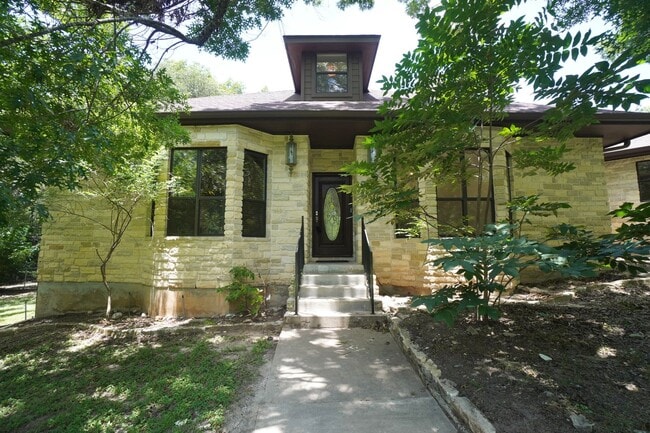 Building Photo - 8 Woodhollow Trail