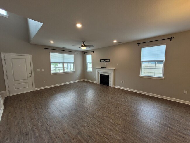 Building Photo - HICKORY MANOR - WESTFIELD