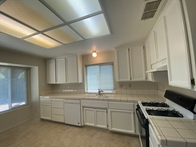 Building Photo - 353 Marna Dr