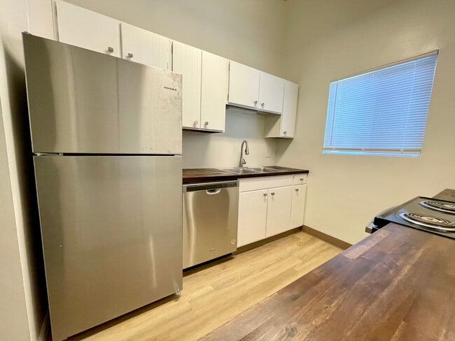 Building Photo - DESIRABLE MILLWOOD NEIGHBORHOOD ON TREE LI...