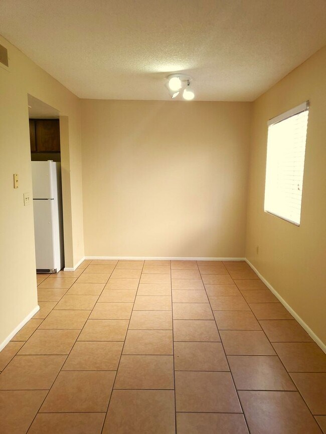 Building Photo - EXCELLENT VALUE IN TEMPE!