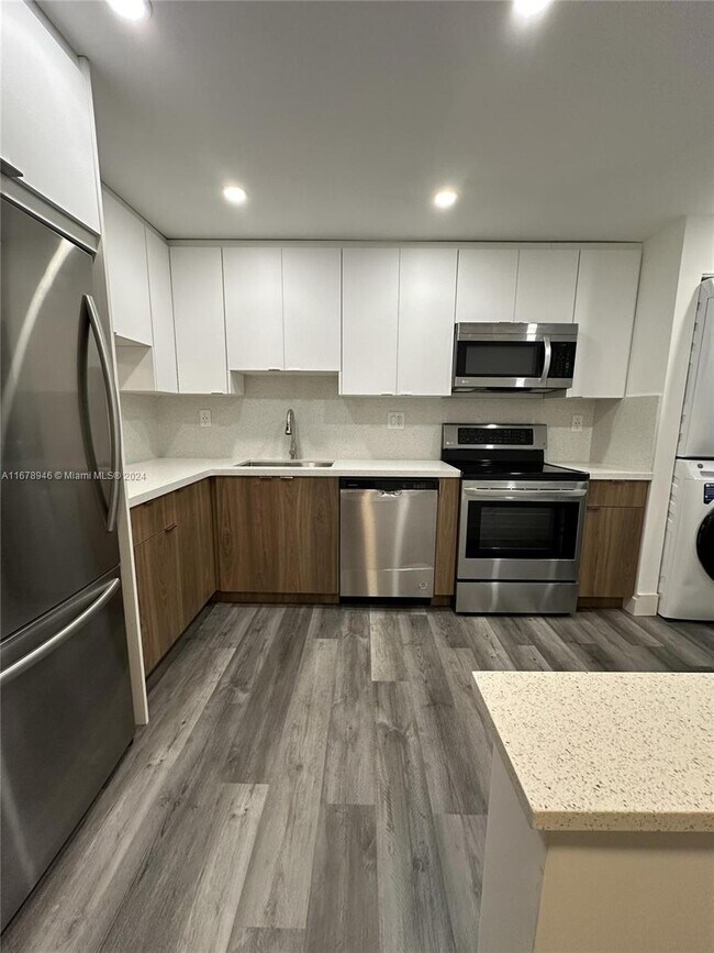 Building Photo - 450 Commodore Dr