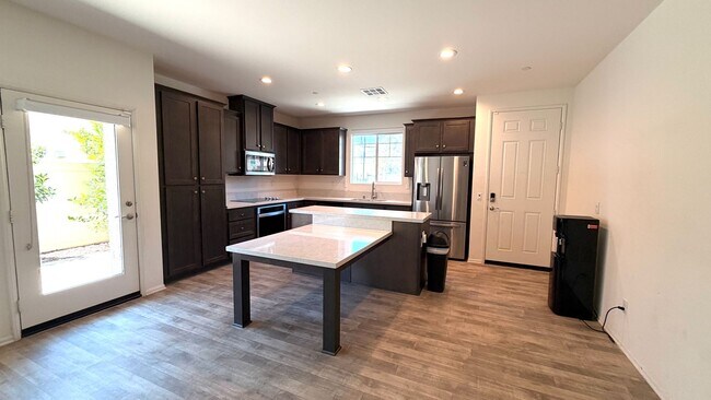 Building Photo - Modern Townhouse in Fairview Community of Bonsall
