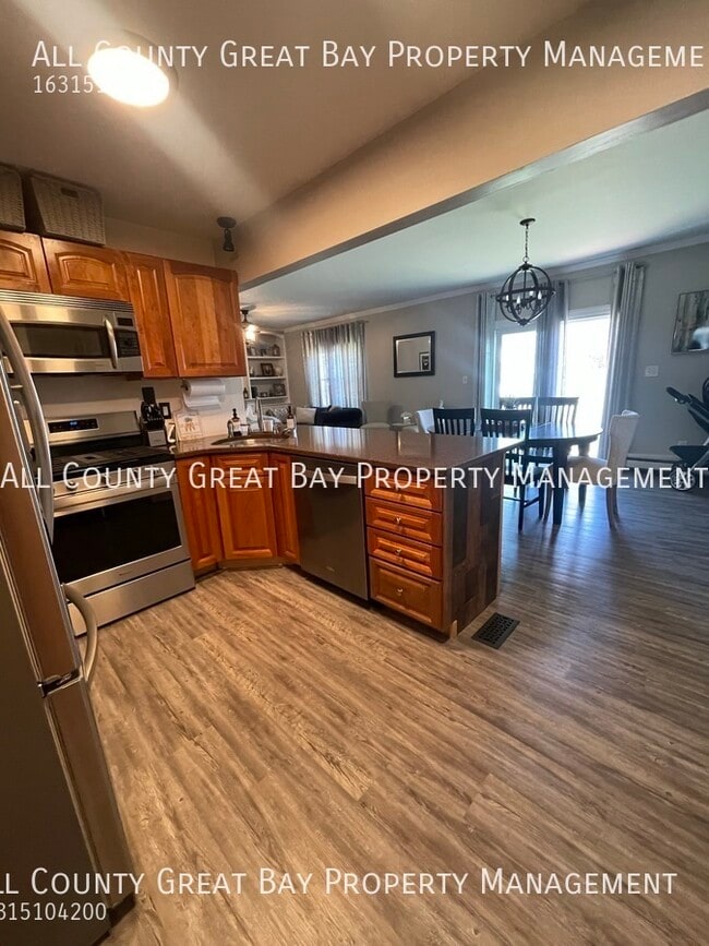 Building Photo - Gorgeous 5 Bedroom 3 Full Bathroom Smart H...