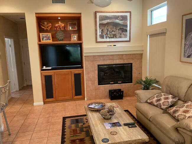 Building Photo - Beautiful 3 Bedroom House in Palm Dessert
