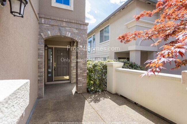 Foto del edificio - Luxury Three Bedroom Townhome in Westlake!