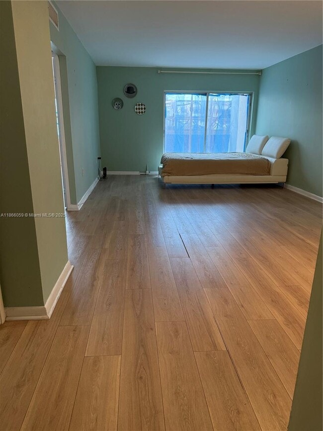Building Photo - 400 Kings Point Dr