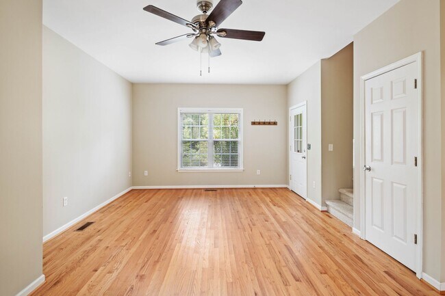 Building Photo - 3 Bedroom 1.5 bath house close to West Asheville, Great location!