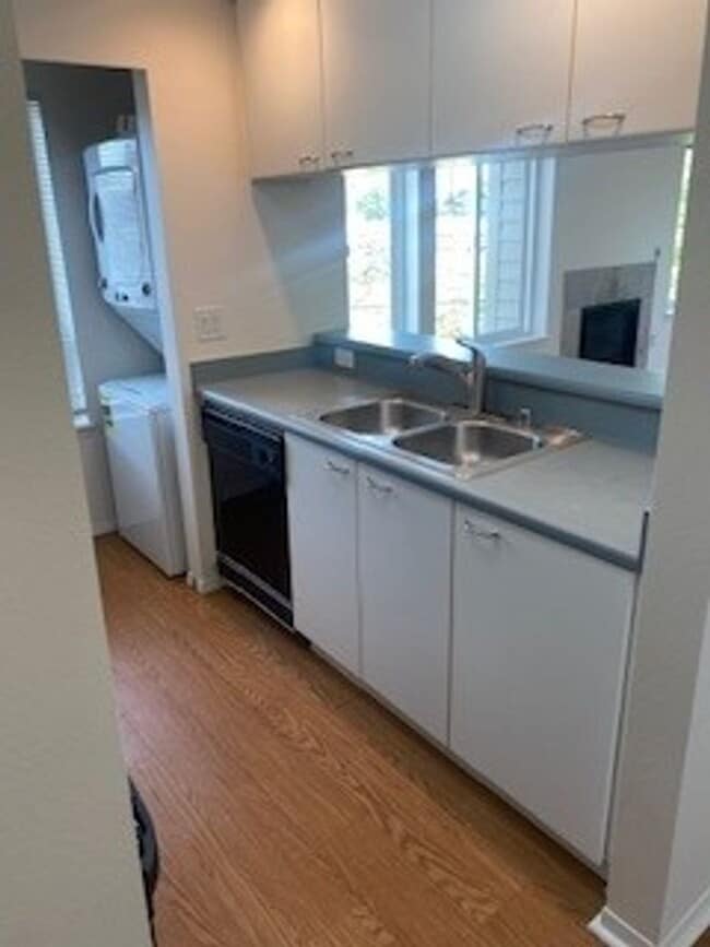 Building Photo - Queen Anne west facing 1 Bedroom patio sec...
