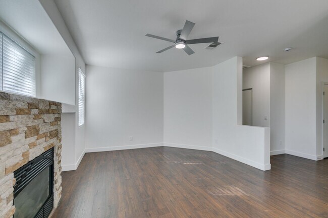 Foto del edificio - 2-Story Home  3 bedroom 2 bath in Summerlin